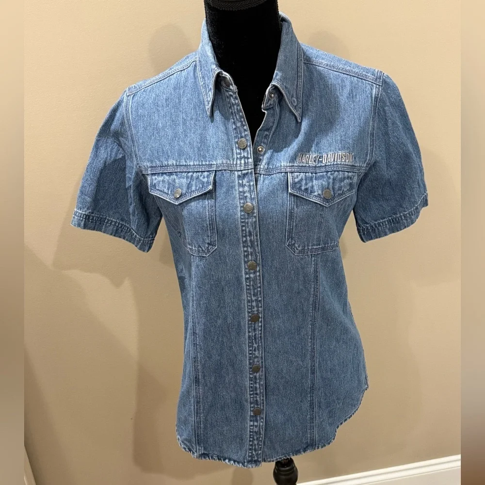 Women’s HARLEY DAVIDSON Vintage denim short sleeve button up top. Size small - Picture 2 of 7